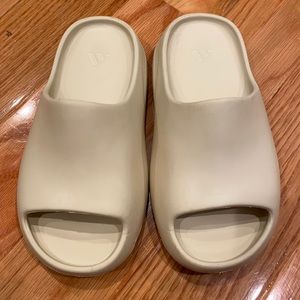 Yeezy adidas slides size 1 kids - color BONE